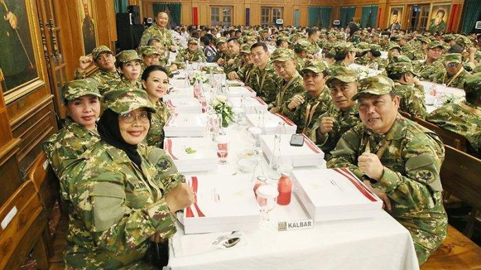 KEPALA DAERAH - Gubernur Kalbar, Ria Norsan bersama kepala daerah lainnya dari Provinsi Kalbar saat mengikuti Retreat Kepala Daerah. Terlihat pula ada sosok istri Ria Norsan, Erlina yang menjabat sebagai Bupati Mempawah.
