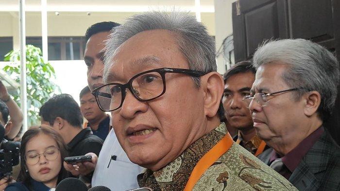 TIM HUKUM HASTO - Tim hukum Sekretaris Jenderal PDI-P Hasto Kristiyanto, Maqdir Ismail usai menghadiri sidang praperadilan di PN Jaksel, Selasa (21/1/2025).(KOMPAS.com/NICHOLAS RYAN ADITYA)