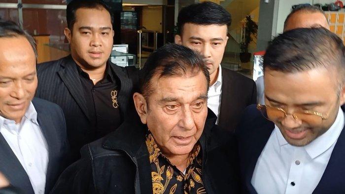 MOBIL DISITA KPK - Ketua Umum Majelis Pimpinan Nasional Pemuda Pancasila (PP) Japto Soerjosoemarno di Gedung Merah Putih KPK, Jakarta, Rabu (26/2/2025). KPK menyita 11 mobil milik Japto, dari Rubicon hingga Land Cruiser, Selasa (4/3/2025).(KOMPAS.com/Haryanti Puspa Sari)