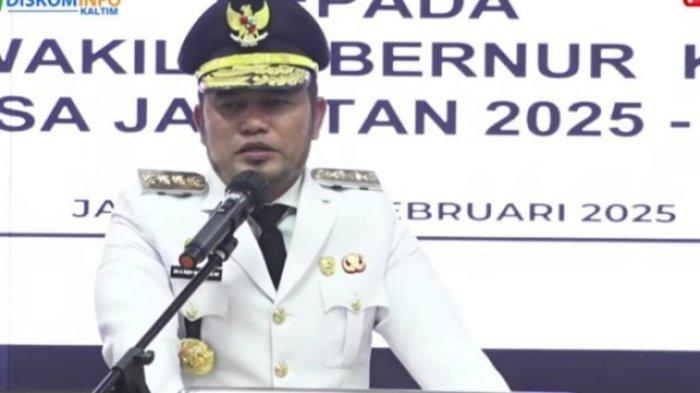 SYARAT PENDIDIKAN GRATIS - Gubernur Kaltim, Rudy Mas'ud. Penegasan pendidikan gratis ini kembali disampaikan Gubernur Kaltim, Rudy Mas'ud di hari pertamanya berkantor usai mengikuti retreat Kepala Daerah, Senin (3/3/2025). Cek batas usia pendidikan gratis bagi warga Kaltim dari S1 hingga S3. Gubernur Kaltim Rudy Mas'ud sebut syarat wajibnya.