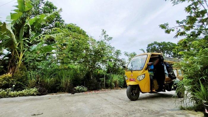 KURANGI VOLUME SAMPAH - Petugas kebersihan kumpulkan sampah rumah tangga di pemukiman warga Gala Puncak, Kelurahan Graha Indah, Balikpapan Utara, Kota Balikpapan pada 16 Agustus 2022. Kepala Dinas Lingkungan Hidup Kota Balikpapan, Sudirman Djayaleksana menyebutkan bahwa pihaknya akan memaafkan peran kelompok swadaya masyarakat sebagai upaya mengurangi volume sampah yang dibuang di Tempat Pembuangan Akhir Manggar, Rabu (5/3/2025).