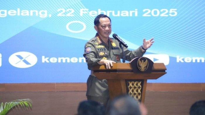 PSU SIAK 2025 - Menteri Dalam Negeri Muhammad Tito Karnavian saat memberikan materi dalam retret kepala daerah di Akademi Militer, Magelang, Sabtu (22/2/2025).