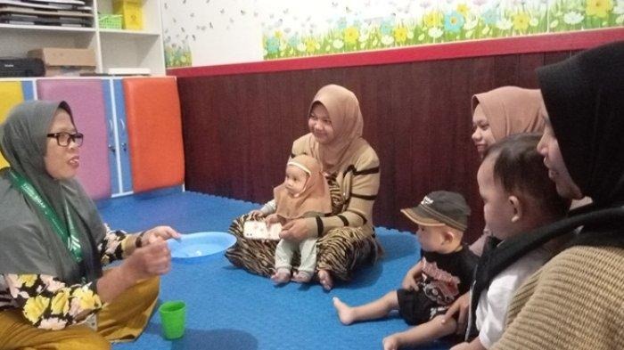 ''Jadilah perempuan yang kuat, hebat, dan bermanfaat untuk masa depan anak-anak” Dedikasi Endang di Rumah Anak SIGAP