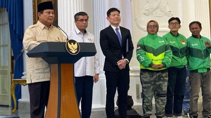 THR OJOL 2025 - Presiden Prabowo Subianto mengumumkan pencairan Tunjangan Hari Raya (THR) untuk pekerja di Istana Merdeka, Kompleks Istana Kepresidenan, Jakarta Pusat, Senin (10/3/2025). Berapa besaran THR ojol? Prabowo umumkan driver ojol bakal dapat THR. Simak kesiapan Grab dan Gojek terkait THR untuk mitra pengemudi atau ojol.