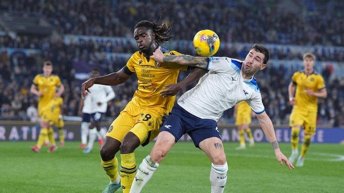 RAPOR PEMAIN LAZIO - Bek Lazio Alessio Romagnoli (putih) berduel dengan pemain Udinese dalam pertandingan Liga Italia Serie A di Stadion Olimpico Roma yang berakhir imbang 1-1, Selasa (11/3/2025). Surat-surat kabar di Italia memberikan nilai rapor bagus terhadap Romagnoli yang mencetak gol dalam pertandingan tersebut. (lazionews.eu, 2025)