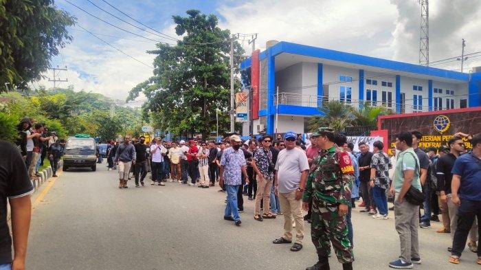 TOLAK PENUTUPAN - Ratusan massa dari Aliansi Masyarakat Pelabuhan Maritim Samarinda menolak penutupan jalur di bawah Jembatan Mahakam, Rabu (12/3/2025). Aksi ini berlangsung di depan Kantor Kesyahbandara dan Otoritas Pelabuhan Kelas 1 Samarinda jalan Yos Sudarso No.2 Samarinda . (TRIBUNKALTIM.CO/GREGORIUS AGUNG SALMON)