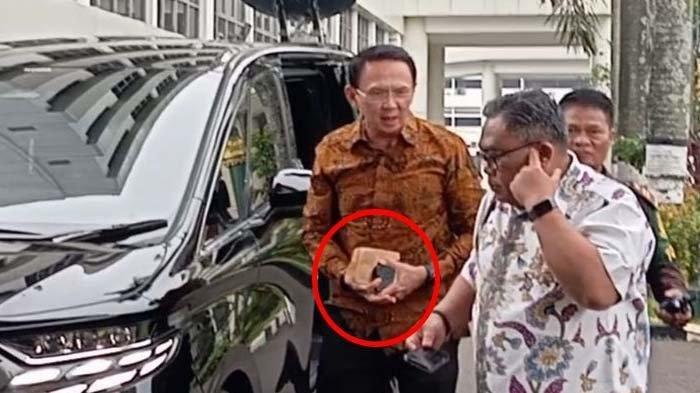 AHOK DIPERIKSA KEJAGUNG - Tangkapan layar Ahok tiba di Kejaksaan Agung, Kamis (13/3/2025). Pengakuan Ahok bawa bukti pamungkas ke Kejagung guna pemeriksaan kasus dugaan korupsi Pertamina disorot. Isi amplop yang ditentengnya jadi misteri, reaksi PDIP saat Ahok diperiksa hari ini (Kompas.com/Shela Octavia)