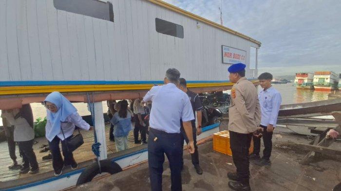 RAMP CHECK MUDIK - Petugas Dishub Samarinda bersama tim gabungan melakukan rampcheck di Dermaga Sungai Kunjang untuk memastikan kelayakan kapal dan keselamatan penumpang menjelang Lebaran, Jumat (14/3/2025). Petugas menemukan sejumlah alat pelampung tidak layak.