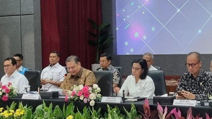 MENTERI MUNDUR - Menteri Koordinator Bidang Perekonomian Airlangga Hartarto dan Menteri Keuangan Sri Mulyani Indrawati bersama sejumlah menteri lainnya saat Konferensi Pers Paket Stimulus Ekonomi di Gedung Kemenko Perekonomian, Jakarta, Senin (16/12/2024). (Kompas.com/Isna Rifka)