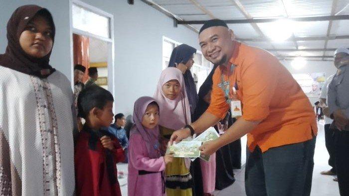 PT Indexim Coalindo memberikan santunan bagi anak yatim.