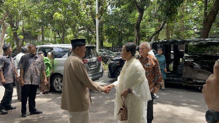 MOMEN LEBARAN MEGAWATI - Menteri Keuangan Sri Mulyani mendatangi kediaman Presiden Kelima RI sekaligus Ketua Umum DPP PDI Perjuangan, Megawati Soekarnoputri pada momen Lebaran pada hari ini, Senin (31/3/2025). Selain Sri Mulyani, sejumlah menteri di Kabinet Prabowo Subianto-Gibran Rakabuming Raka (Kabinet Merah Putih) juga hadir. Suasana Idul Fitri di rumah Megawati Soekarnoputri, dari kunjungan sejumlah Menteri Kabinet Merah Putih hingga momen Didit Prabowo ajak selfie.(Tribunnews.com/Fransiskus Adhiyuda)
