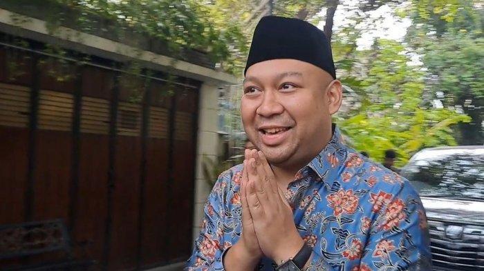 SILATURAHMI DIDIT PRABOWO - Putra Presiden Prabowo Subianto, Didit Hediprasetyo, berlebaran di Rumah Presiden ke-7 Joko Widodo (Jokowi), Kota Solo, Jawa Tengah (Jateng), Senin (30/3/2025). Sejumlah momen Lebaran bersama para pejabat dan tokoh nasional diabadikan Didit Hediprasetyo di akun Instagram pribadinya. Anak dari Presiden Prabowo Subianto, Ragowo Hediprasetyo Djojohadikusumo atau Didit Prabowo bersilaturahmi dengan tiga mantan Presiden Indonesia di momen Hari Raya Idul Fitri 1446 H. Didit diketahui bersilaturahmi dengan Megawati Soekarnoputri, Susilo Bambang Yudhoyono, dan Joko Widodo (Jokowi) di hari pertama Lebaran, yakni pada Senin (31/4/2025). Simak kata pengamat, elite Gerindra dan Wapres Gibran Rakabuming Raka soal silaturahmi Didit Prabowo. (Kompas.com/Fristin Intan Sulistyowati)
Artikel ini telah tayang di Tribunnews.com dengan judul Didit Prabowo Silaturahmi ke Megawati, SBY, dan Jokowi, Pengamat: Tunjukkan Pesan Politik Merangkul, https://www.tribunnews.com/nasional/2025/04/01/didit-prabowo-silaturahmi-ke-megawati-sby-dan-jokowi-pengamat-tunjukkan-pesan-politik-merangkul?page=all.
Penulis: Faryyanida Putwiliani
Editor: Garudea Prabawati