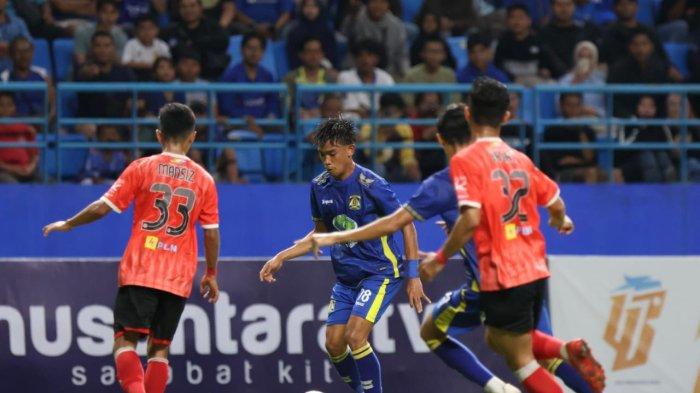 HASIL LIGA NUSANTARA - Gol dramatis yang diberikan oleh Lorensius Amanat Sabda membawa kemenangan atas Persiba Balikpapan vs Sumut United di laga perdana Grup Y Liga Nusantara malam kemarin Sensin (3/2/2025) di Stadion Batakan, Balikpapan. (TRIBUNKALTIM.CO/DWI ARDIANTO)