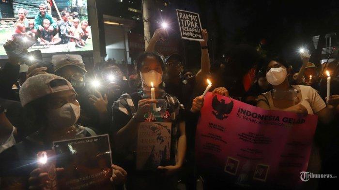 AKSI INDONESIA GELAP - Sejumlah massa aksi menggelar aksi unjuk rasa di kawasan Patung Kuda, Jakarta Pusat, Jumat (21/2/2025). Sejumlah peserta aksi Indonesia Gelap tersebut membawa poster berisi tuntutan dan kritikan kepada pemerintah Prabowo-Gibran. Tribunnews/Jeprima. Pengajar Fakultas Hukum Universitas Andalas, Feri Amsari siap menerima ajakan Presiden Prabowo Subianto untuk bergialog soal Indonesia Gelap. (Tribunnews/Jeprima)