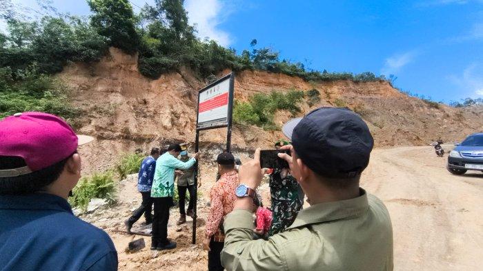 TAMBANG BONTANG DITUTUP - Pemerintah Provinsi Kalimantan Timur dan Pemkot Bontang menertibkan aktivitas tambang Galian C, di RT 01, Kelurahan Kanaan, Kecamatan Bontang Barat, Kota Bontang, Kalimantan Timur Kamis (10/4/2025). Plang larang sudah terpasang. Kasus tersebut juga sudah ditangani pihak Polres Bontang. (TRIBUNKALTIM.CO/MUHAMMAD RIDWAN)