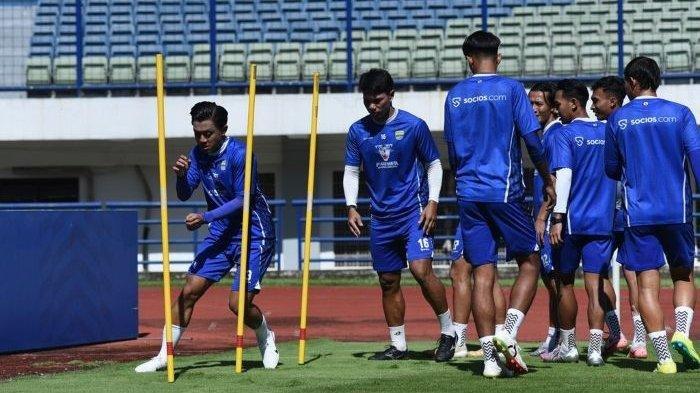 BORNEO VS PERSIB - Gelandang Persib Bandung, Febri Hariyadi, menjalani latihan di Stadion Gelora Bandung Lautan Api, Bandung, Selasa (8/4/2025). Kali ini Persib Bandung kehilangan banyak pemain saat berhadapan dengan Borneo FC Samarinda pada Jumat 11 April 2025 malam. (persib.co.id)