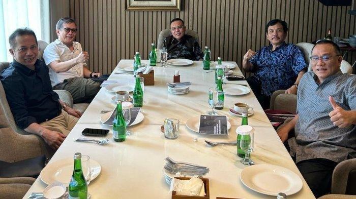ROCKY DAN DASCO - Akademisi Rocky Gerung menjelaskan pertemuannya dengan Wakil Ketua DPR RI, Sufmi Dasco, yang menuai spekulasi. Merespons tudingan sebagai