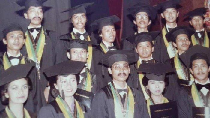 IJAZAH UGM JOKOWI - Foto wisuda Presiden ke-7 RI, Joko Widodo (Jokowi) yang diunggah oleh situs resmi UGM. Sosok Jokowi yang terlihat hadir dalam wisuda tersebut menjadi perbincangan di tengah polemik keabsahan ijazahnya. (ugm.ac.id)