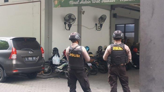 KANTOR KONI JATIM - Petugas kepolisian saat berjaga di Kantor Koni Jatim. KPK melakukan penggeledahan di kantor yang berada di Jalan Kertajaya Surabaya tersebut. (TribunJatimTimur.com/Yusron Naufal)