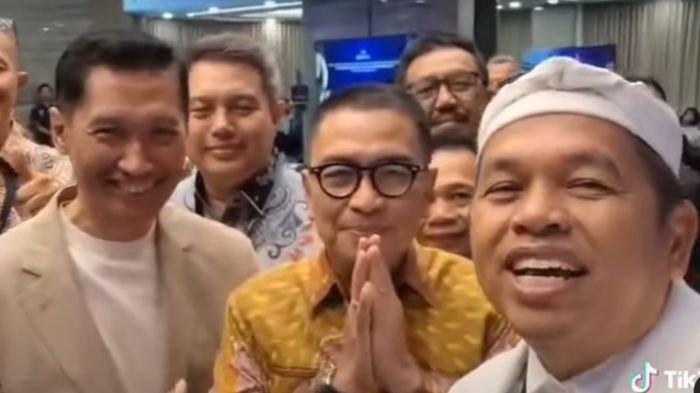 KOMISARIS BJB - Dedi Mulyadi, Gubernur Jawa Barat bersama Bossman Mardigu dan Helmy Yahya pada RUPS BJBR 2025, diunggah di TikTok @dedimulyadiofficial. Alasan Dedi Mulyadi tunjuk Bossman Mardigu dan Helmy Yahya jadi komisaris BJB. (TikTok/dedimulyadiofficial)