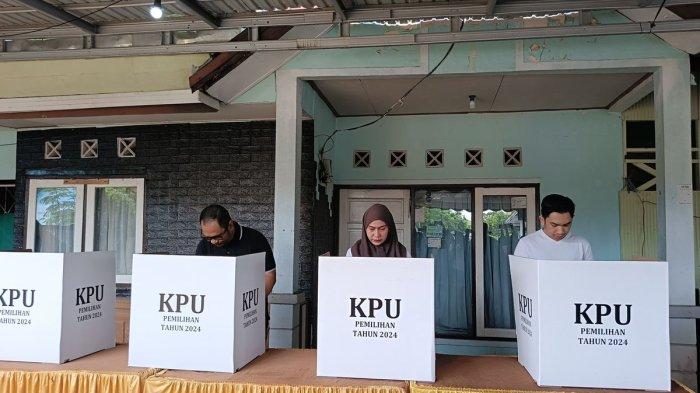 PSU PILKADA 2024 - Suasana pencoblosan di salah satu TPS di Kota Banjarbaru, Kalsel. Wakil Ketua Komisi II DPR-RI, Zulfikar Arse Sadikin, meminta agar Mahkamah Konstitusi (MK) tegas memutus sengketa pemilihan kepala daerah yang telah menjalani pemungutan suara ulang (PSU) namun digugat kembali. KOMPAS.com/ANDI MUHAMMAD HASWAR)