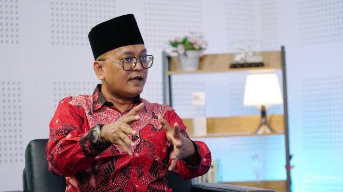 MATAHARI KEMBAR - Juru Bicara Partai Demokrasi Indonesia Perjuangan (PDI-P), Guntur Romli saat diwawancarai khusus oleh Direktur Pemberitaan Tribun Network Febby Mahendra Putra di studio Tribun Network, Jalan Palmerah Selatan, Jakarta, Selasa (14/01/2025). Guntur menilai beberapa menteri di Kabinet Presiden Prabowo Subianto menunjukkan loyalitas ganda karena masih menganggap Presiden ke-7 Jokowi. (TRIBUNNEWS/AKBAR PERMANA)