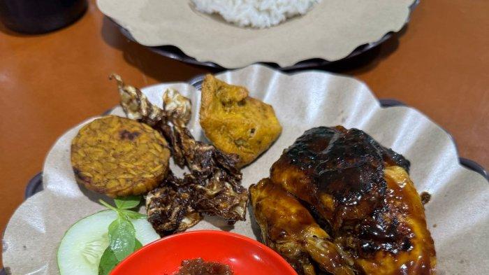 Sajian Ayam Bakar dari Warung Lalapan by C.Pandaman Balikpapan, Kamis (17/4/2025). (TribunKaltim.co/Ardiana)