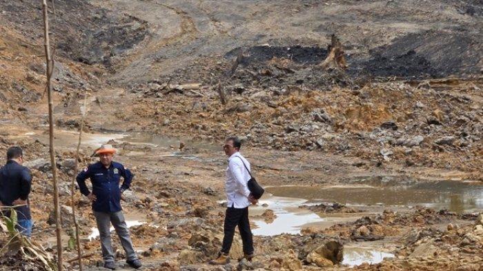 HUTAN UNMUL DIRUSAK - Lokasi Kawasan Hutan Dengan Tujuan Khusus (KHDTK) yang dirambah penambang di Kelurahan Lempake, Kecamatan Samarinda Utara, Kota Samarinda, Rabu (16/4/2025). Sarkowi, juga menyoroti pada bekas galian yang menimbulkan air bekas tambang dengan tingkat keasamaan yang tinggi.