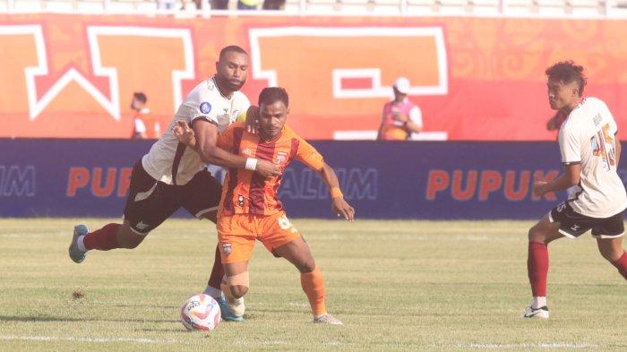 BORNEO FC UNGGUL-Striker Borneo FC Habibi Jusuf selebrasi bersama rekan seusai mencetak gol.ke gwang PSM Makassar pada pertandingan Liga 1pekan ke 21 di Stadion Segiri Samarinda Kalimantan Timur, Jumat (19/4/2025).Babak pertama Borneo FC ungguli PSM Makassar lewat sepakan Habibi Jusuf, 1-0.(TribunKaltim.co/Nevrianto Hardi Prasetyo)