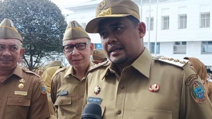 PEJABAT SUMUT DINONAKTIFKAN - Gubernur Sumut, Bobby Nasution saat diwawancarai di kantornya, Selasa (8/4/2025). Kadisperindag ESDM Sumatera Utara, Mulyadi Simatupang dinonaktifkan buntut pencemaran nama baik Gubernur Sumut, Bobby Nasution. Simak penjelasan Inspektorat. (Kompas.com/Rahmat Utomo)