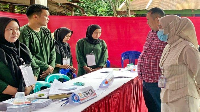 TINJAU TPS PILKADA - Komisioner Komisi Pemilihan Umum (KPU) Republik Indonesia (RI) Iffa Rosita meninjau langsung proses pemungutan suara ulang (PSU) di Kabupaten Kutai Kartanegara, Provinsi Kalimantan Timur pada Sabtu (19/4/2025). (TRIBUNKALTIM.CO/ARY NINDITA)