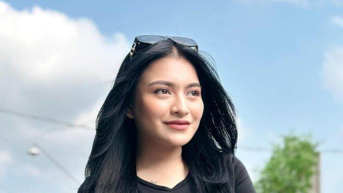 NATHALIE HOLSCHER - Foto Nathalie Holscher di akun Instagramnya. Nathalie Holscher mengaku bingung ketika disuruh minta maaf terkait foto viralnya saat mendapat saweran di Sidrap, Sulawesi Selatan. (Instagram @nathalieholscher)