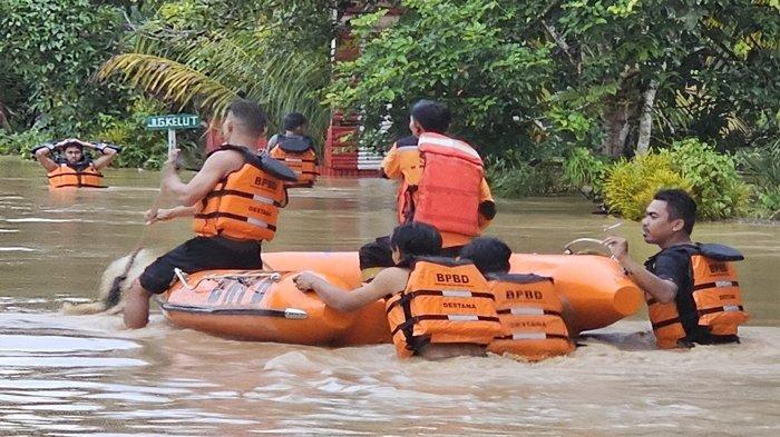 BANJIR BUKIT SUBUR - Situasi banjir di Desa Bukit Subur, Kecamatan Penajam, Kabupaten PPU dan kemudian dilakukan proses evakuasi warga desa oleh tim gabungan. Imbas hujan lebat pada Minggu (20/4/2025) malam hingga Senin (21/4/2025) dini hari. (HO/BPBD PPU)