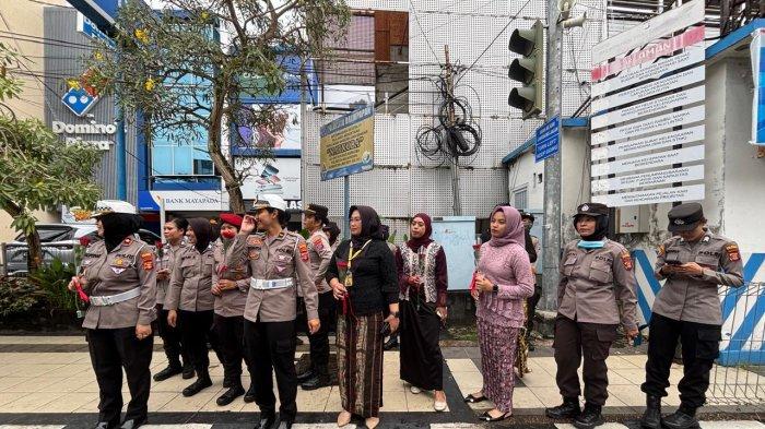 HARI KARTINI 2025 - Hujan gerimis yang membasahi Kota Balikpapan pada Senin (21/4/2025) pagi tidak menyurutkan semangat para polwan dari Polresta Balikpapan. Mengenakan kebaya warna-warni yang anggun, mereka berdiri pinggir Jalan Jenderal Sudirman dekat Mapolresta Balikpapan dan ada juga yang sigap di bawah lampu lalu-lintas simpang Plaza Balikpapan, membagikan bunga mawar merah kepada para pengendara, khususnya kaum perempuan. (TRIBUNKALTIM.CO/DWI ARDIANTO)