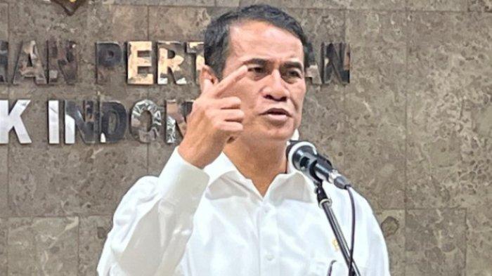 PROYEK FIKTIF KEMENTAN - Mentan Andi Amran Sulaiman saat konferensi pers di Kantor Kementerian Pertanian, Jakarta Selatan, Senin (10/3/2025). Menteri Pertanian, Andi Amran Sulaiman menyebut ada pengamat pertanian yang terlibat proyek fiktif dan rugikan negara Rp 5 Miliar. (KOMPAS.com/NIRMALA MAULANA A)