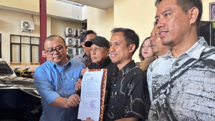 IJAZAH JOKOWI - Ketua ormas Pemuda Patriot Nusantara, Andi Kurniawan (tengah) dan kuasa hukum Pemuda Patriot Nusantara, Rusdiansyah (kanan) menunjukkan surat laporan kepolisian, usai membuat laporan di Polres Metro Jakarta Pusat, Rabu (23/4/2025). Mereka melaporkan empat orang terkait kasus dugaan penghasutan terkait ijazah palsu Presiden ke 7 RI, Joko Widodo (Jokowi). (Tribunnews.com/Alfarizy Ajie Fadillah)