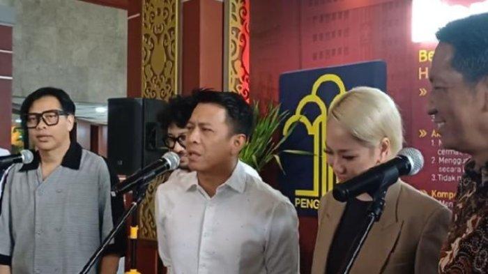 HAK CIPTA LAGU - Sebanyak 29 musisi ternama Indonesia, yang tergabung dalam Gerakan Satu Visi, telah mengajukan uji materiil terhadap Undang-Undang Nomor 28 Tahun 2014 tentang Hak Cipta kepada Mahkamah Konstitusi (MK) pada Jumat, 7 Maret 2025. Sidang perdana gugatan uji materiil Undang-Undang Nomor 28 Tahun 2014 tentang Hak Cipta yang diajukan Ariel NOAH bersama 28 musisi ternama Indonesia digelar di Gedung MK, Jakarta, Kamis (24/04/2025). (KOMPAS.com/Revi C Rantung)