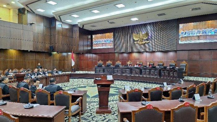GUGATAN HAK CIPTA - Sidang perdana gugatan uji materiil Undang-Undang Nomor 28 Tahun 2014 tentang Hak Cipta digelar di Gedung MK, Jakarta, Kamis (24/04/2025). Hakim konstitusi Saldi Isra meminta musisi Nazril Irham alias Ariel NOAH dkk selaku pemohon memberikan pemaparan secara jelas perihal permohonan gugatannya. (Tribunnews.com/Mario Christian Sumampaow)
