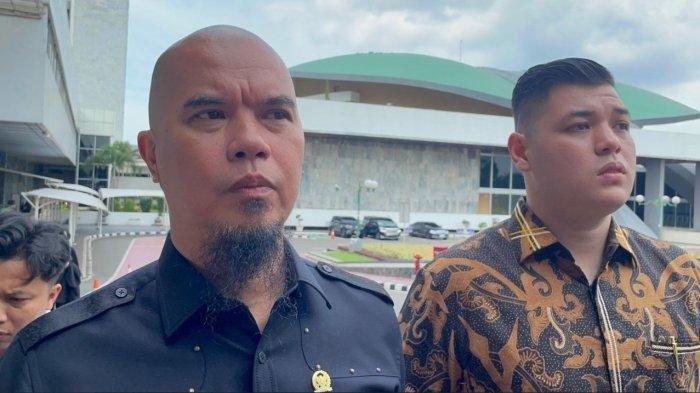 REAKSI AHMAD DHANI - Anggota Komisi X DPR RI Ahmad Dhani saat ditemui awak media di Gedung Nusantara II, Kompleks Parlemen, Senayan, Jakarta, Kamis (24/4/2025). Dhani mempertanyakan letak penghinaan dirinya terhadap musisi Rayen Pono. (Tribunnews.com/Rizki Sandi Saputra)