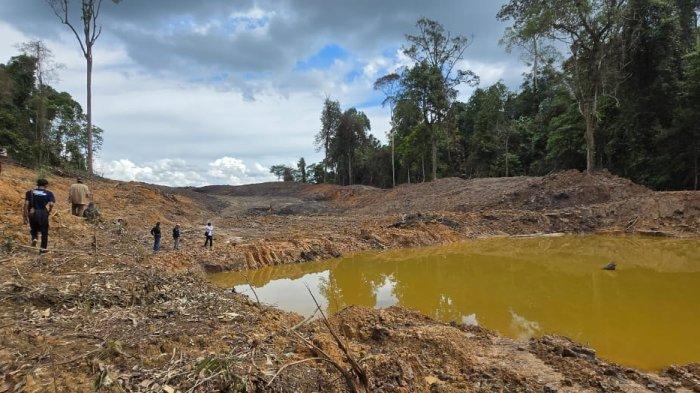HUTAN DIRUSAK TAMBANG - Lokasi Kawasan Hutan Dengan Tujuan Khusus (KHDTK) yang dirambah penambang di Kecamatan Samarinda Utara, Kota Samarinda, Kalimantan Timur pada Rabu 16 April 2025. Dinasmisator Jatam Kaltim, Mareta Sari berujar agar para pihak yang sudah terendus pihak Aparat Penegak Hukum segera tidak diloloskan begitu saja. Namun, disayangkannya seperti banyak kasus tambang ilegal lain, aparat justru terkesan belum berlari kencang, Kamis (24/4/2025) malam.