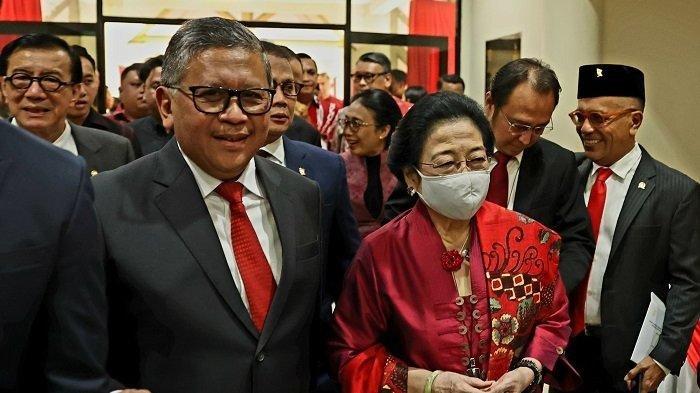 SIDANG HASTO KRISTIYANTO - Presiden kelima sekaligus Ketua Umum PDIP Megawati Soekarnoputri bersama Sekjen PDIP Hasto Kristiyanto menghadiri sidang terbuka promosi doktor kajian strategik dan global untuk Hasto di Universitas Indonesia (UI) Depok, Jawa Barat, Jumat (18/10/2024). PDIP membantah soal pernyataan 'perintah ibu' di sidang Hasto Kristiyanto merujuk pada Ketum PDIP Megawati Soekarnoputri. (Dok PDIP)