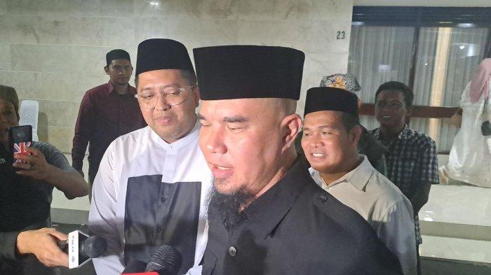 AHMAD DHANI - Artis Ahmad Dhani saat menghadiri halal bihalal di rumah dinas Cak Imin, Kompleks Widya Chandra, Jakarta, Minggu (20/4/2025) malam. (KOMPAS.com/ADHYASTA DIRGANTARA)