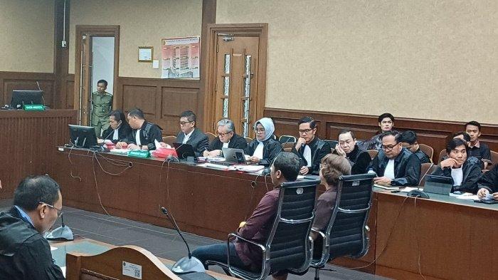 SIDANG HASTO - Eks anggota Bawaslu RI Agustiani Tio frirelina dan kader PDI-P, Donny Tri Istiqomah saat dihadirkan sebagai saksi kasus dugaan suap pengurusan PAW DPR RI Harun Masiku yang menjerat Sekjen PDIP Hasto Kristiyanto di Pengadilan Tipikor Jakarta Pusat, Kamis (24/4/2025). Alasan KPK membuka bukti rekaman sadap telpon Hasto di sidang hingga ucapan perintah Ibu mengemuka. Siapa sosok Ibu, apakah akan dipanggil? (Kompas.com/Syakirun Ni'am)