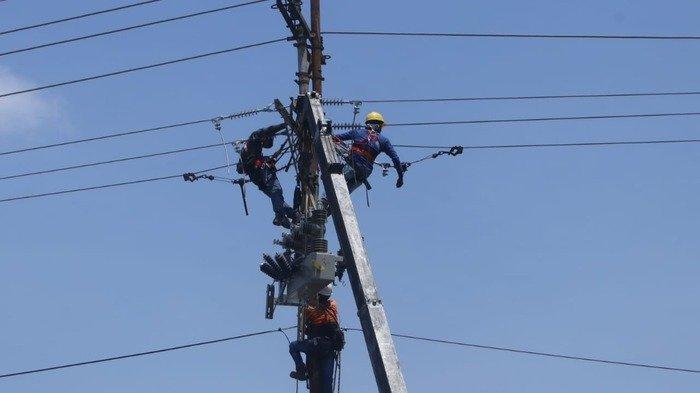 DISKON TARIF LISTRIK - Ilustrasi pemeliharaan jaringan listrik.