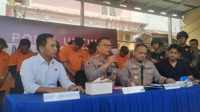 PENEMBAKAN DI SAMARINDA - Saat konferensi pers di Mako Polsek Samarinda Seberang terkait kasus penembakan terhadap seorang pria, Minggu (4/5) di tempat hiburan malam di jalan Imam Bonjol, Kelurahan Pelabuhan, Samarinda Kota.