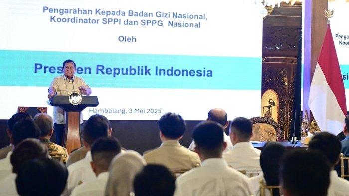 KASUS KERACUNAN MBG - Presiden Prabowo Subianto dalam rapat bersama jajaran Badan Gizi Nasional (BGN) di kediaman pribadinya, Padepokan Garuda Yaksa, Kabupaten Bogor, Sabtu (3/5/2025). Dalam agenda yang terlaksana di kediaman pribadi Prabowo, tepatnya di Padepokan Garuda Yaksa, Kabupaten Bogor, Sabtu (3/5/2025), mereka menargetkan zero accident alias tak ada lagi kasus keracunan MBG. (Kompas.com)