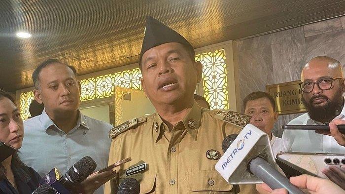 VASEKTOMI SYARAT BANSOS - Gubernur Jawa Barat Dedi Mulyadi di Gedung Nusantara Kompleks Parlemen Senayan, Jakarta, Selasa (29/4/2025). Wacana menjadikan vasektomi sebagai syarat penerima bansos yang disampaikan Gubernur Jabar, Dedi Mulyadi menuai kritik. Daftar kritik terkait wacana Dedi Mulyadi jadikan vasektomi syarat terima bansos. Respons Gubernur Jawa Barat (Jabar) terkait sejumlah kritik. (Tribunnews.com/Rizki Sandi Saputra)
