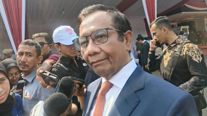POLEMIK IJAZAH JOKOWI - Mahfud MD saat ditemui di Gedung Kementerian Pertahanan, Jakarta, Selasa (22/10/2024). Mahfud MD dituding berbalik bela Jokowi soal kasus ijazah palsu. Penjelasan Mantan Menkopolhulkam terkait pernyataannya yang disalahartikan. (KOMPAS.com/NICHOLAS RYAN ADITYA)