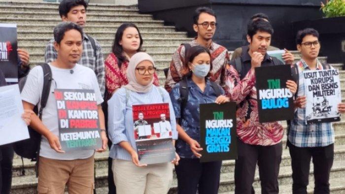 GUGAT UU TNI - Sejumlah koalisi masyarakat sipil untuk reformasi sektor keamanan menggugat UU TNI nomor 3/2025 ke Mahkamah Konstitusi, Jakarta Pusat, Rabu (7/5/2025). Koalisi Masyarakat Sipil gugat UU TNI ke MK. YLBHI singgung praktek militerisme di Indonesia, terlihat di era Jokowi dan terang benderang masa Prabowo