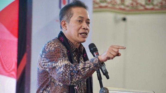 WAMENKOP FERRY JULIANTONO - Wakil Menteri Koperasi, Ferry Juliantono. Presiden RI Prabowo Subianto tunjuk Wamenkop Ferry Juliantono sebagai Koordinator Ketua Pelaksana Harian (Plh) Satuan Tugas (Satgas) Percepatan Pembentukan Koperasi Desa Merah Putih. Simak profil Ferry Juliantono. (Dok Kemenkop)